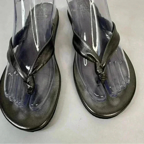 Sak’s Fifth Avenue 10022-SHOE Metallic Leather Sandals. Size 8 - Picture 4 of 11